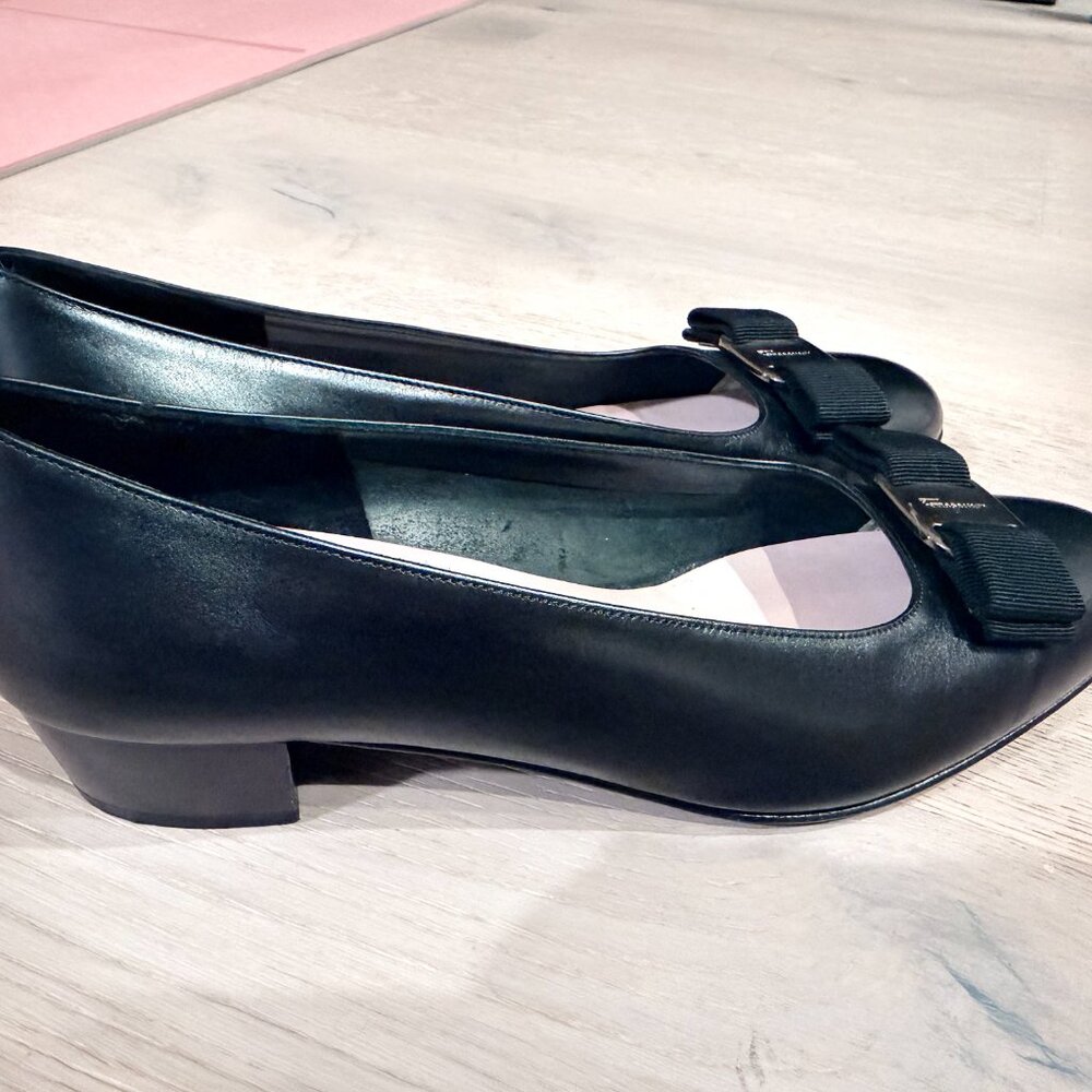 Ferragamo black vara pump - Picture 6 of 13